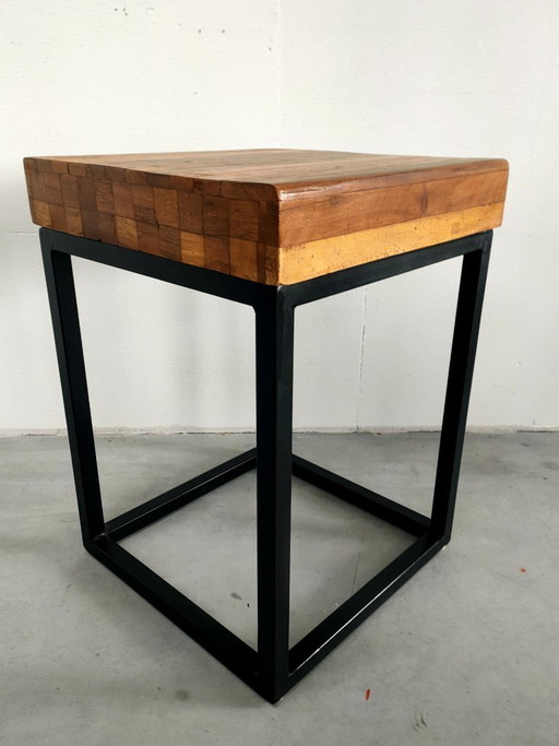 Mesita auxiliar, mesa para plantas, estructura metálica con tablero de madera gruesa.