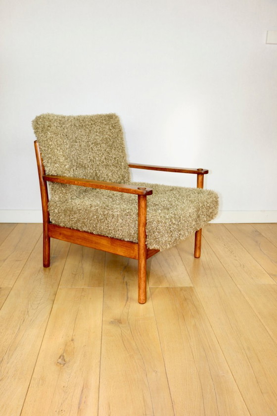 Image 1 of Poltrona vintage in legno marrone, verde oliva, con cuscini a pelo lungo sfoderabili.