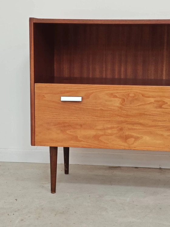 Piccola credenza in legno degli anni '70. – Armadi contenitori, Wood, Vintage (photo 3 of 18)