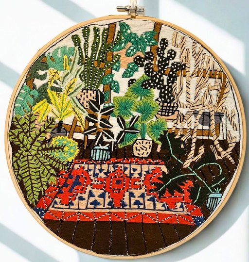 Handmade Botanical Embroidery Hoop Art – 30 cm – Colorful Indoor Plants & Kilim Rug Scene – Wall Hanging Décor