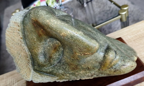 Chef-d'œuvre de Qualité Musée: La Sculpture de Serpentin Shona "De Griek" Unique (11,5 kg) – Stone, Wood (photo 4 of 15)