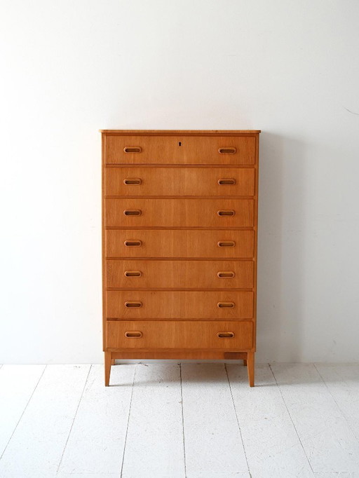 Tallboy escandinavo de roble de los años 60 con asas esculpidas