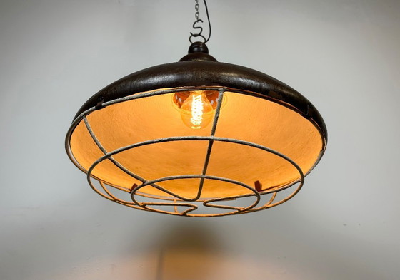 Image 1 of Grande lampe industrielle brune à grille en fer, années 1960