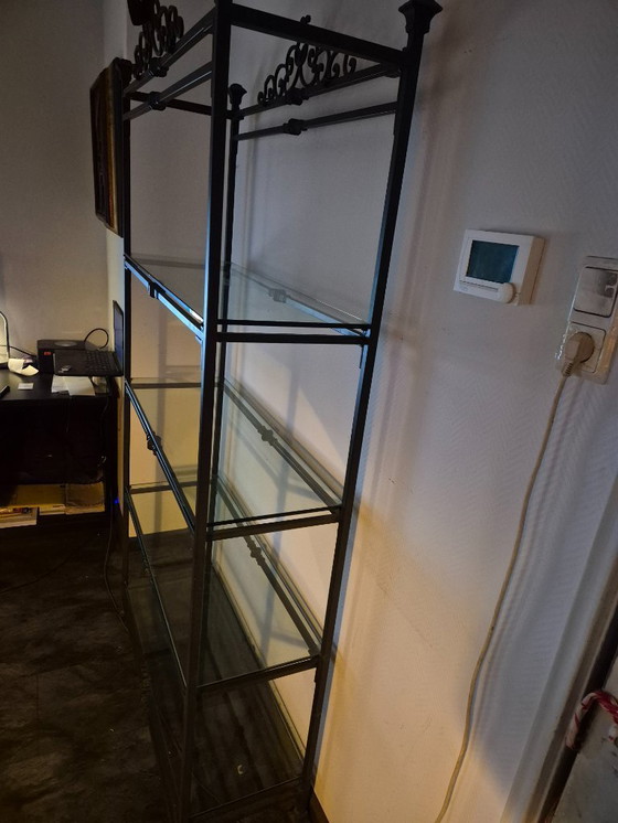 Image 1 of Due pesanti vetrine identiche in ferro battuto