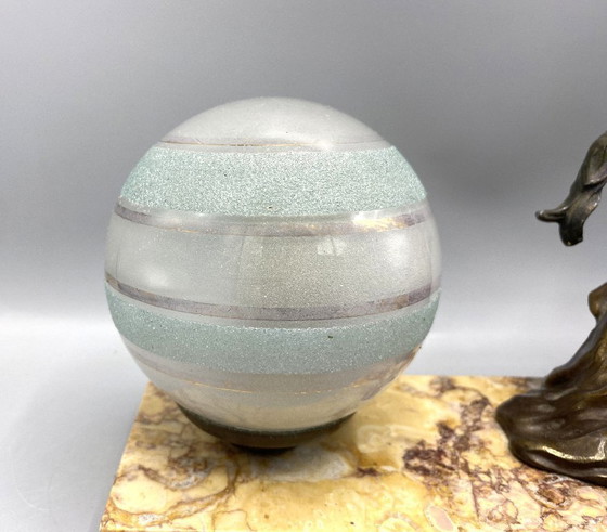Image 1 of Art Deco Tafellamp met metale brons-look Dame & Vogel – Marmeren Voet – Vintage Beeldlamp uit ca. 1930 – Unieke Decoratieve Scul