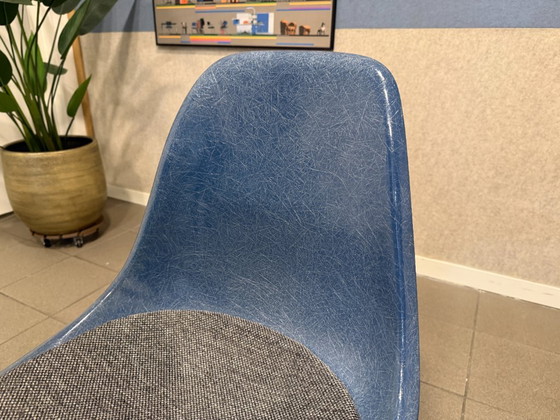 Herman Miller | Eames | DSX | Fibra de vidrio azul medio | 1 pieza – Sillas de comedor, Metal, Textile (photo 7 of 9)