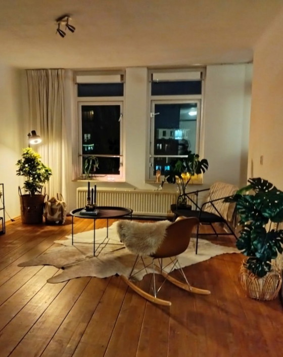 Image 1 of 1 sedia a dondolo dorata replica Eames