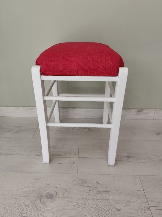 Image 1 of Taburete de pino blanco con asiento rojo