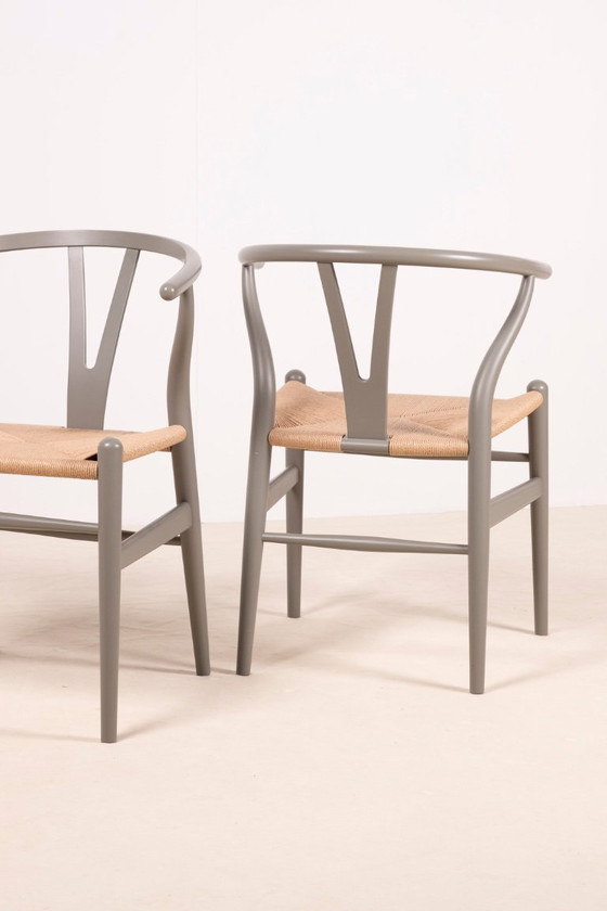 Image 1 of 2x Hans J. Wegner CH24 "Wishbone" stoelen voor Carl Hansen & Søn
