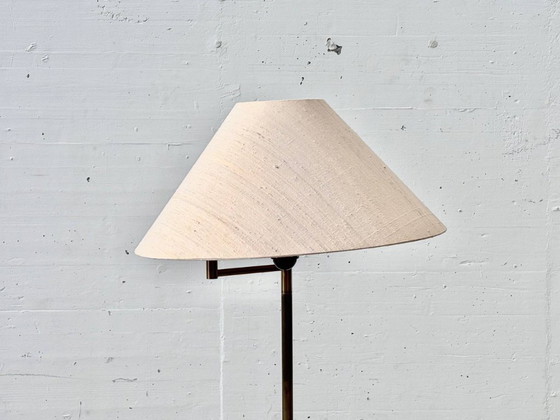 Image 1 of Lampadaire élégant en laiton avec abat-jour en tissu, années 1990