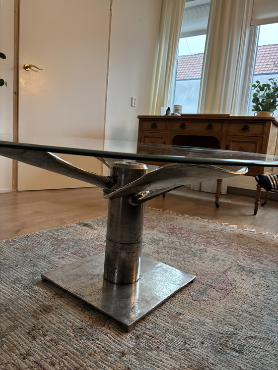 Image 1 of Sculpturale salontafel met glazen blad en metalen propellervoet
