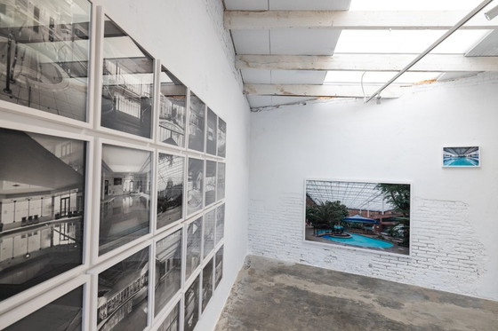 Image 1 of Pannello fotografico in bianco e nero composto da 24 pezzi raffigurante l'architettura di una piscina.