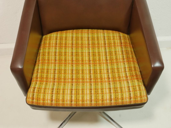 Image 1 of Vintage draaibare fauteuil uit de jaren 70, fauteuil in mid-century stijl, bruin kunstleer, chromen onderstel, retro loungestoel