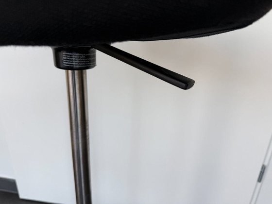 Image 1 of Stokke | Varièr Move met zwarte zitting | ergonomische bureaukruk