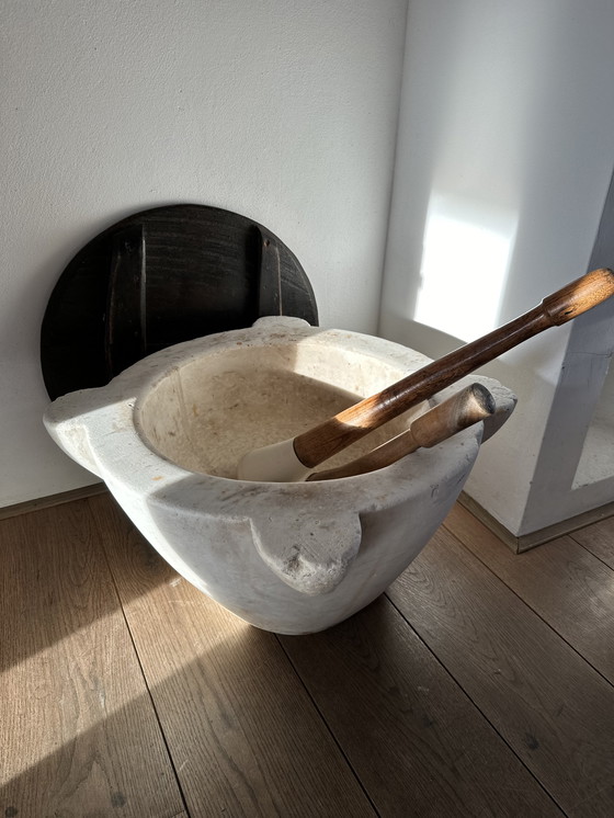 Image 1 of Grote Franse marmeren vijzel 19e met deksel met twee stampers