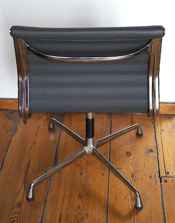 Chaise Eames EA 101 – replica, Chaises de réunion, Leather, Aluminium (photo 3 of 5)