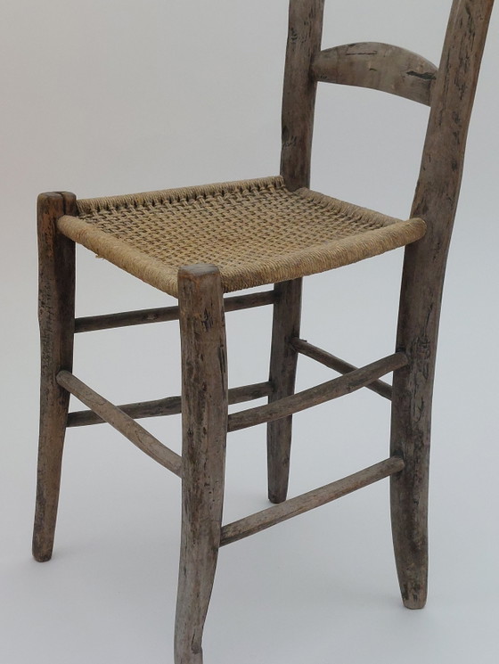 Image 1 of Silla antigua de madera de estilo folclórico francés con pátina y tejido de cuerda.