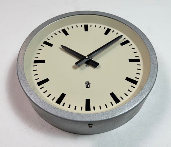 Image 1 of Graue industriell anmutende Wanduhr aus Ostdeutschland von GW, 1960er Jahre
