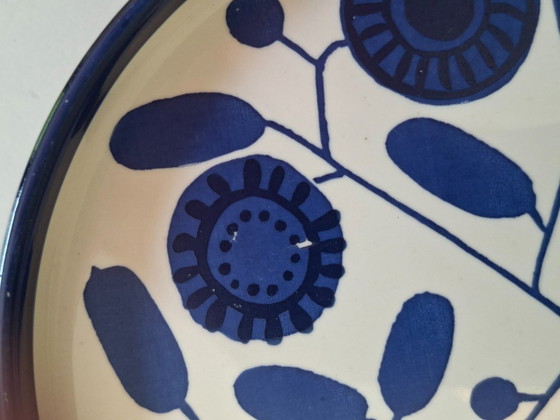 Image 1 of Borden en schotels uit de Melitta Stockholm ontbijtset.