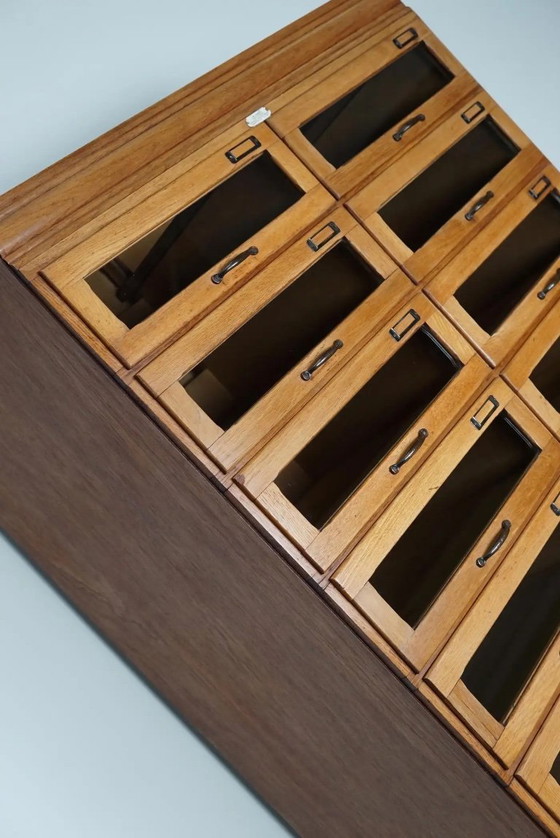 Image 1 of Vitrina inglesa de mercería con cajones con frente de cristal, circa 1930