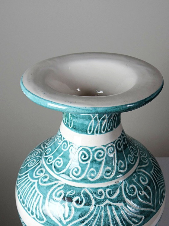 Image 1 of Grote vintage balustervaas van turkooizen keramiek met ingesneden decoratie.