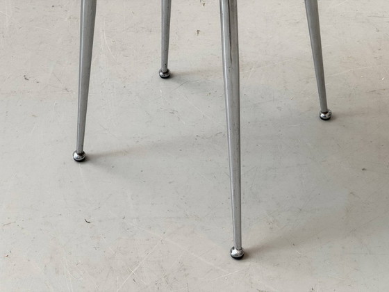 Image 1 of Tabouret vintage avec revêtement rouge et structure chromée, années 1960