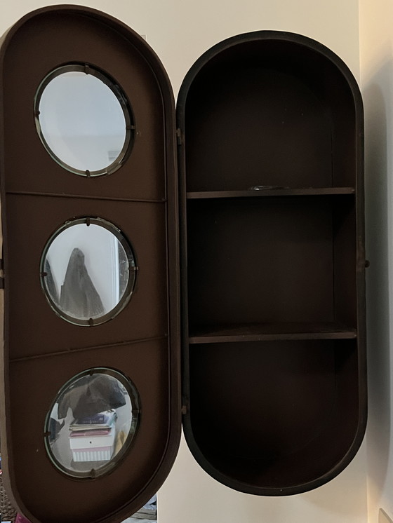 Image 1 of Armadio industriale a parete in metallo con finestre a oblò in vetro