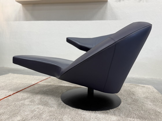Image 1 of Fauteuil pivotant Leolux Parabolica en cuir bleu