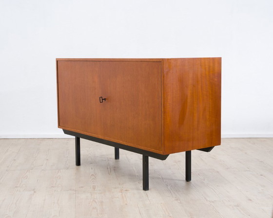 Image 1 of Cassettiera a due ante in teak degli anni '60 con struttura in metallo nero.