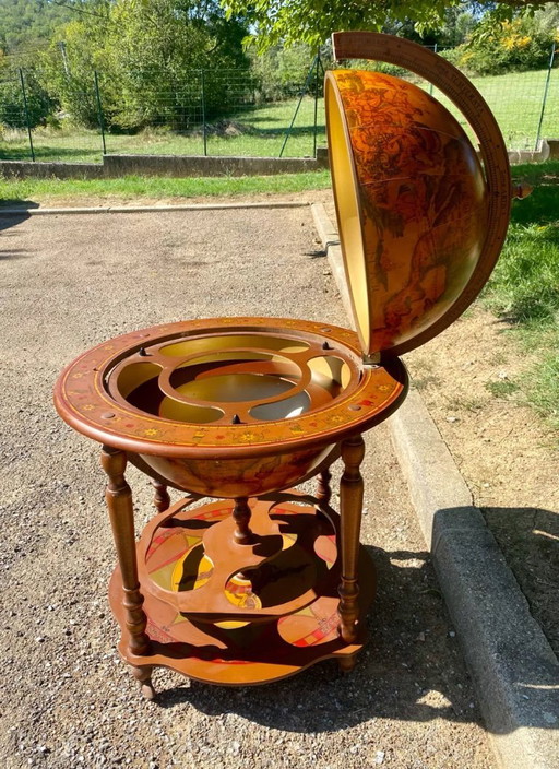 Bar a forma di globo su ruote degli anni '60