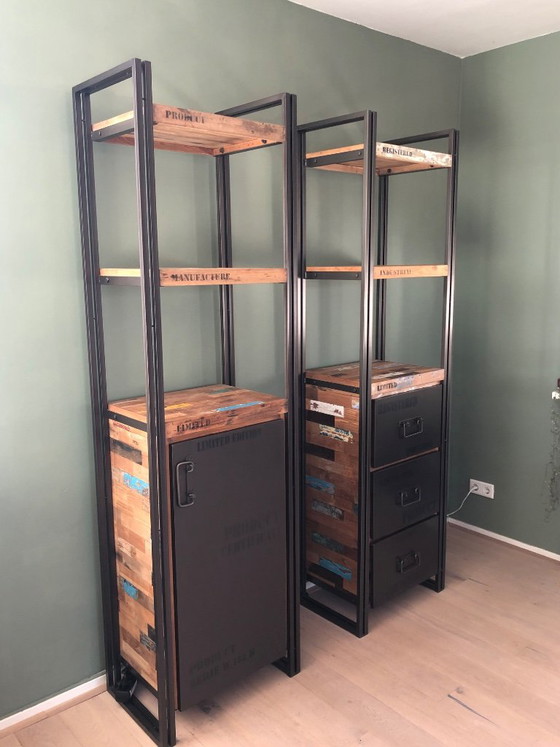 Wall cabinets – Metal (photo 2 of 11)