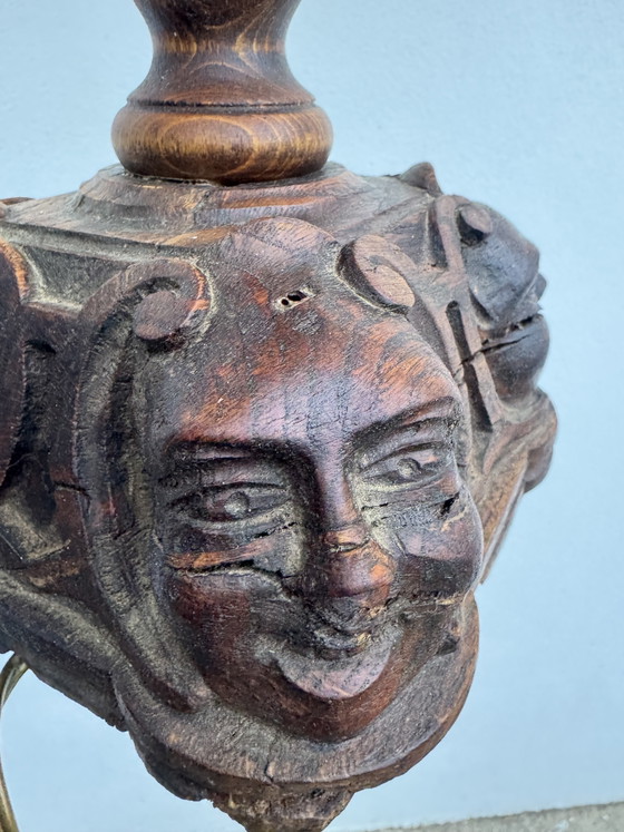 Image 1 of Antike geschnitzte Holzlampe mit einem Gesicht