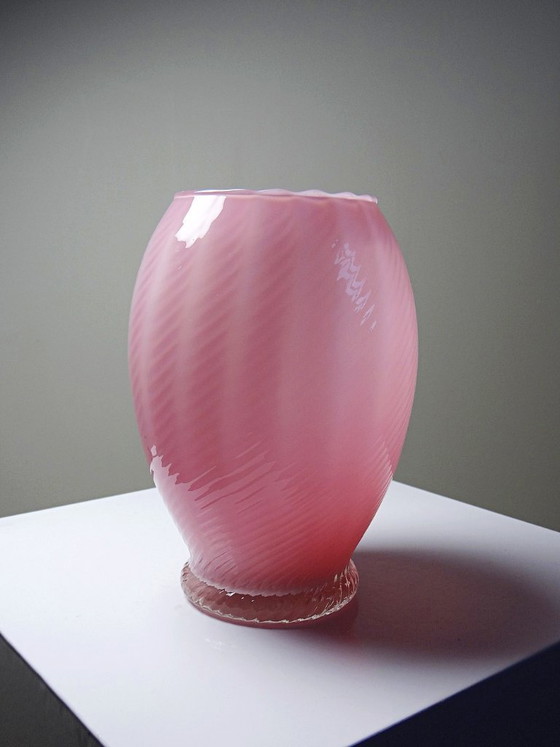 Image 1 of Petit vase soufflé en opaline rose torsadée Vénitien Murano/Empoli vintage