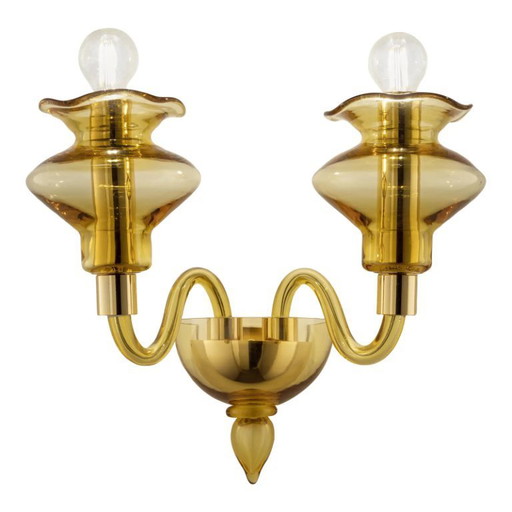 Applique moderna in vetro di Murano color ambra con elegante design lineare.