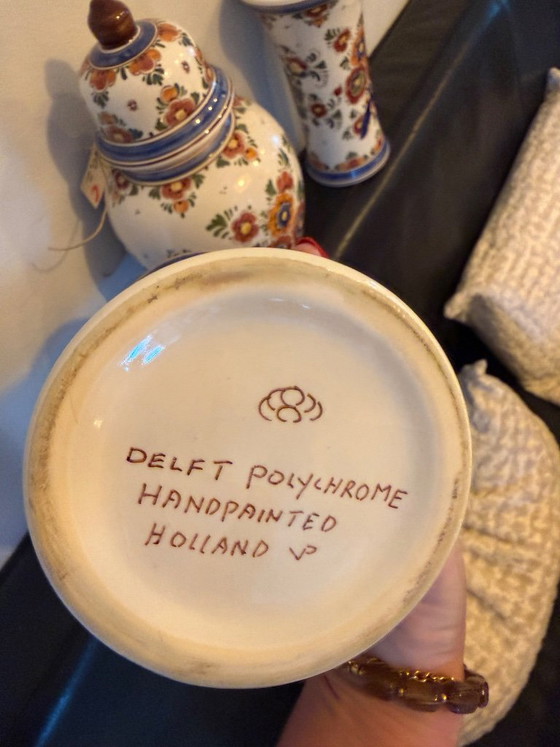 Three-Piece Hand-Painted Delft Polychrome Cabinet Set in Excellent Condition – Vases, Ceramic (photo 4 of 10)