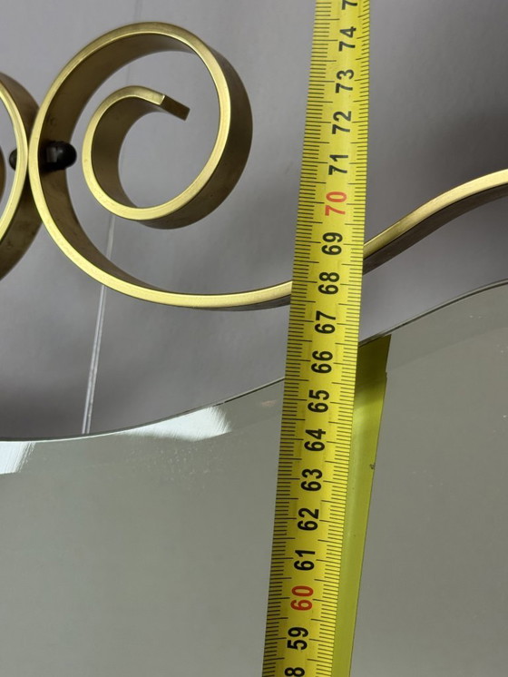 Image 1 of Grande specchio vintage con elegante cornice in ottone e vetro sfaccettato a forma libera, anni '60.