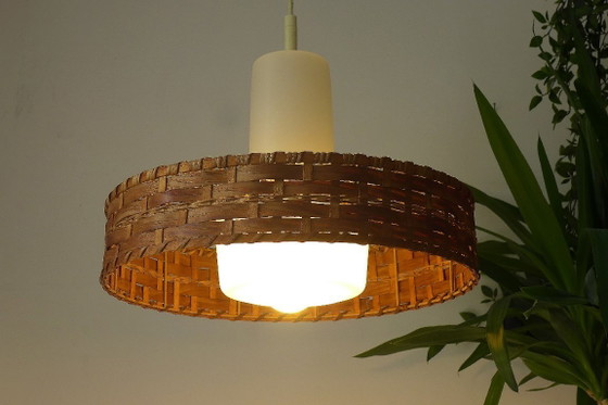 Image 1 of Vintage hanglamp DORIA uit de jaren 60/70, van glas en rotan, UFO-vormig ontwerp, Deens design.