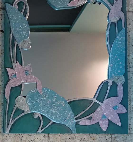 Image 1 of Spiegel in einem reliefgeschnitzten Massivholzrahmen mit Handbemalung.