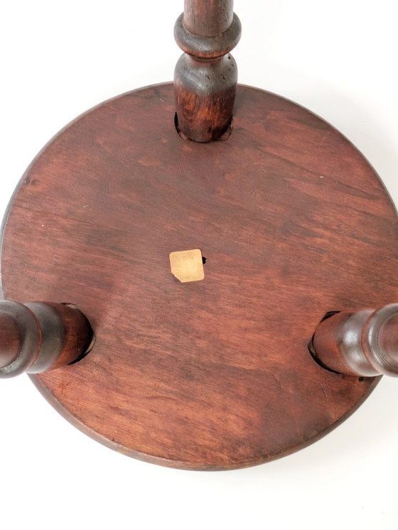 Image 1 of Sgabello in legno a tre gambe in stile fattoria francese d'epoca