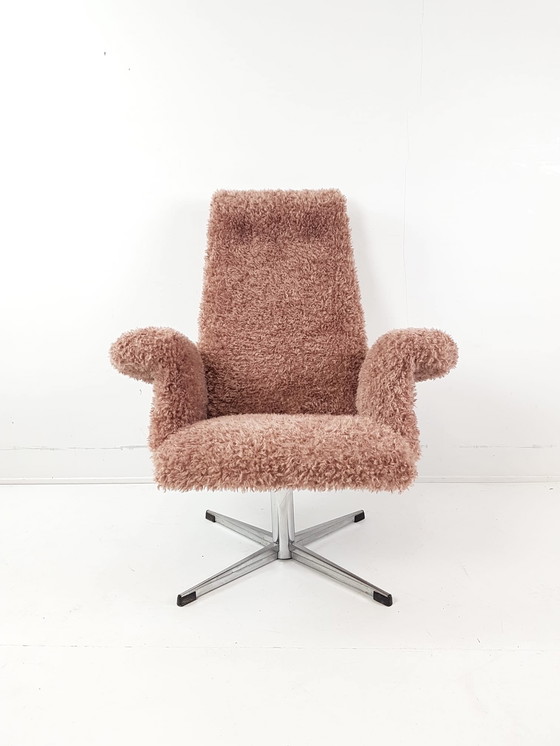 Image 1 of Fauteuil pivotant vintage, récemment retapissé de tissu rose à motifs.