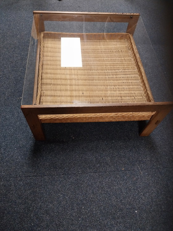 Image 1 of 1 table basse des années 1970 en osier wengé et verre fumé