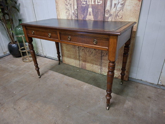 Image 1 of Scrivania antica inglese, scrittoio, scrivania con intarsi in pelle. Dimensioni: 122x55 cm e altezza 77 cm.