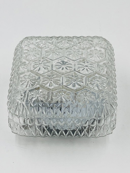 Glazen plafondlamp met verhoogd madeliefjesmotief