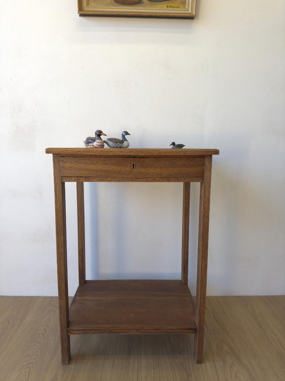 Image 1 of Oude eikenhouten bijzettafel uit de jaren 50.