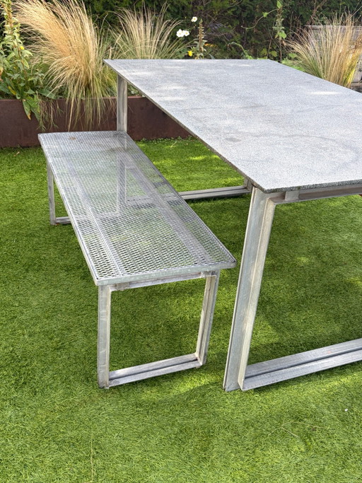Tuintafel natuursteen incl 2 banken of 4 stoelen