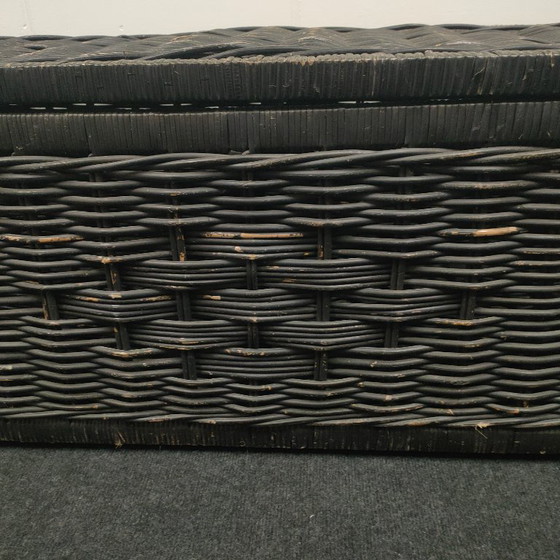 Image 1 of Brede en grote vintage/retro rieten/rotan opbergmand (1.2 meter breed)