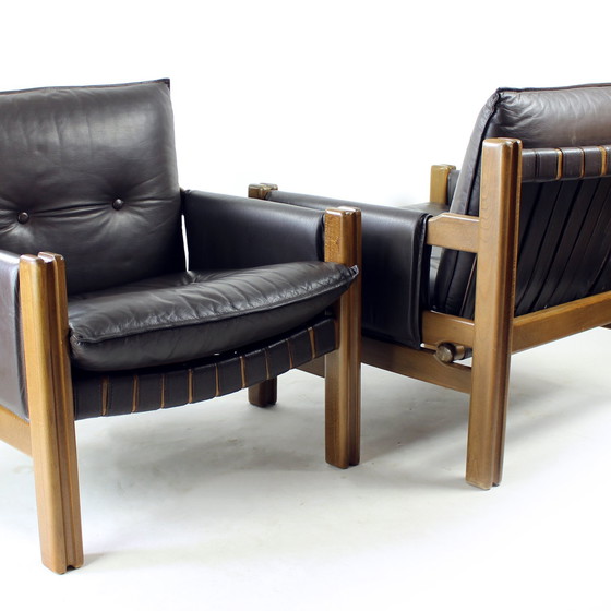 Image 1 of Bruine leren en walnoten lounge stoelen van TON, Tsjecho-Slowakije, set van 2