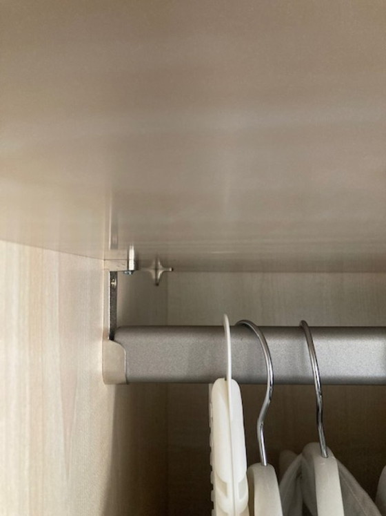 Image 1 of Armario moderno IKEA PAX que va desde el suelo hasta el techo, con puertas correderas de cierre suave.