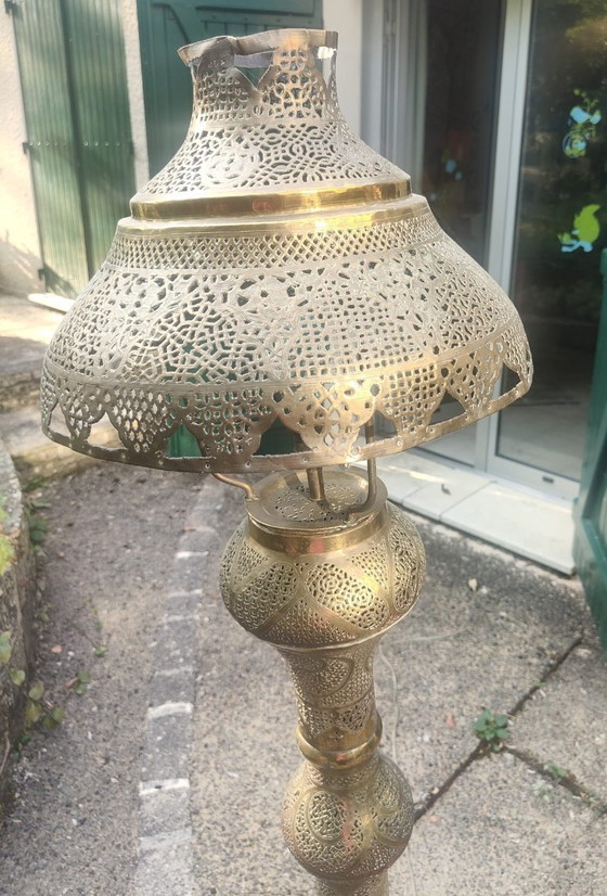 Image 1 of Lámpara de pie con base de metal dorado y cincelado.