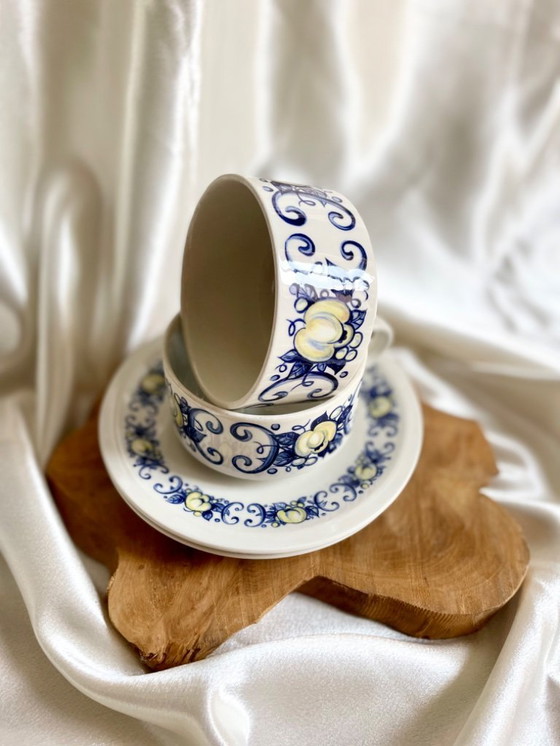 Image 1 of Villeroy & Boch Cadiz - Grandes tasses thé ou café vintage avec soucoupes - motif floral bleu et jaune, faïence Luxembourg 70s